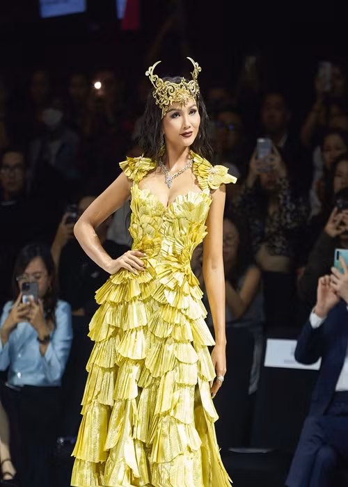 H'hen Niê khoe vòng một căng tràn gợi cảm trong mẫu váy của Thảo Nguyễn.