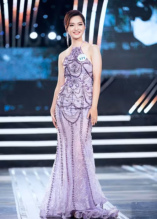 Lợi thế của Thúy Hằng là gương mặt thanh tú cùng nụ cười ngọt ngào.