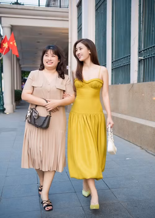 Hoa hau My Linh dao pho cung me, nhan sac co lep ve?