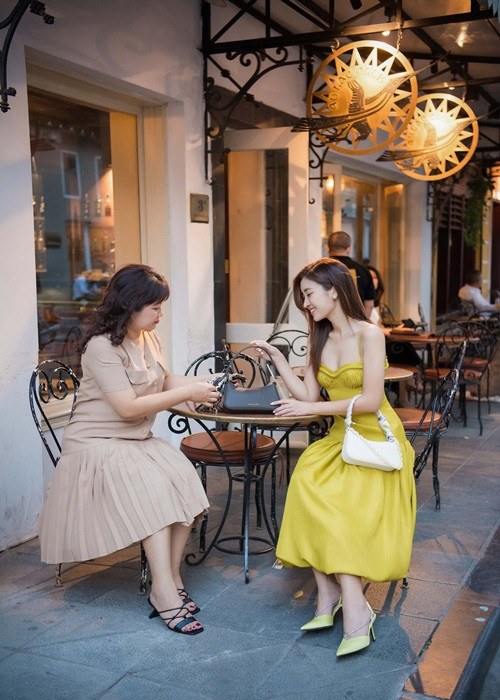 Mỹ Linh từng chia sẻ, mẹ vốn là người hoạch định sẵn một con đường êm đềm cho cô bước đi, nhưng việc cô đăng quang Hoa hậu Việt Nam 2016 lại chính là điều mẹ mình không ngờ đến nhất.