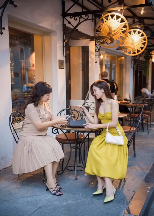 Mỹ Linh từng chia sẻ, mẹ vốn là người hoạch định sẵn một con đường êm đềm cho cô bước đi, nhưng việc cô đăng quang Hoa hậu Việt Nam 2016 lại chính là điều mẹ mình không ngờ đến nhất.