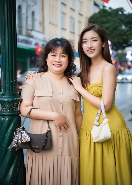 Mỹ Linh không ngại nhỏ to với mẹ từ những vấn đề phức tạp cho đến những câu chuyện đời thường nhất.