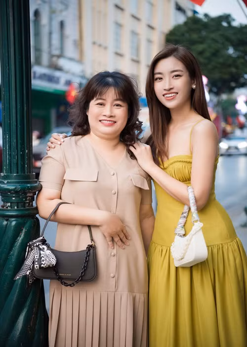 Mỹ Linh không ngại nhỏ to với mẹ từ những vấn đề phức tạp cho đến những câu chuyện đời thường nhất.