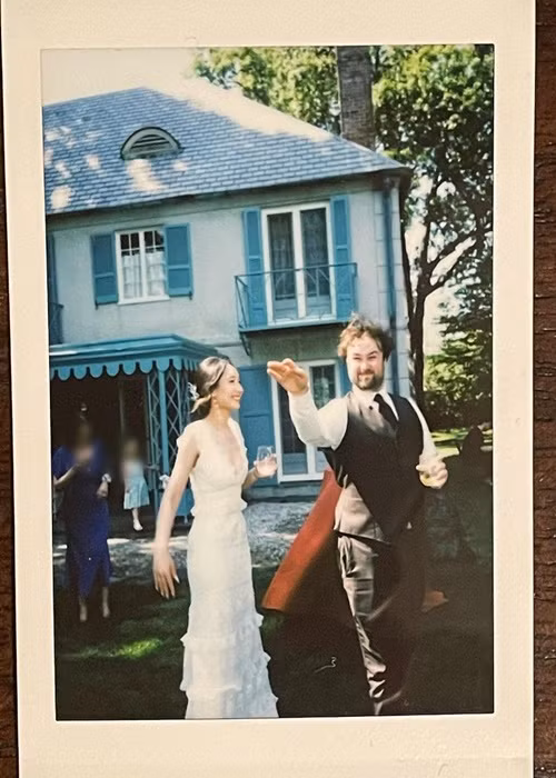 Trên Instagram, Anna Trương và ông xã nhạc công Eric Derwallis vừa chia sẻ loạt ảnh đám cưới.