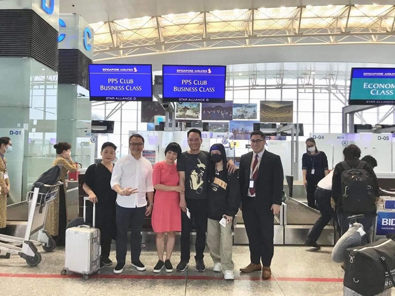 Gần đây, vợ chồng Mỹ Linh cùng con gái Mỹ Anh đáp chuyến bay từ Việt Nam sang Mỹ dự đám cưới của Anna.