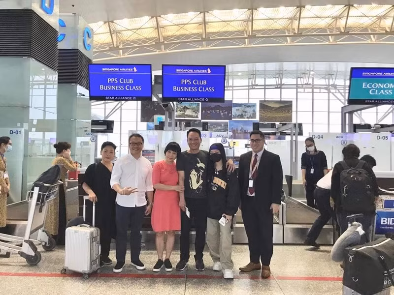 Gần đây, vợ chồng Mỹ Linh cùng con gái Mỹ Anh đáp chuyến bay từ Việt Nam sang Mỹ dự đám cưới của Anna.