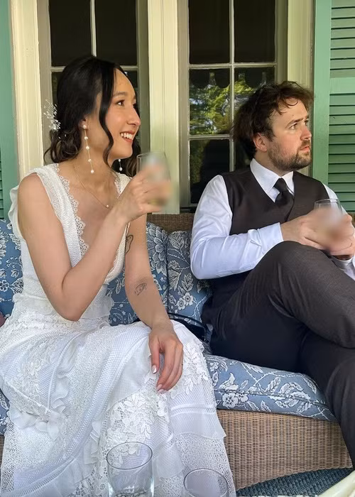 Cô dâu trang điểm nhẹ nhàng.