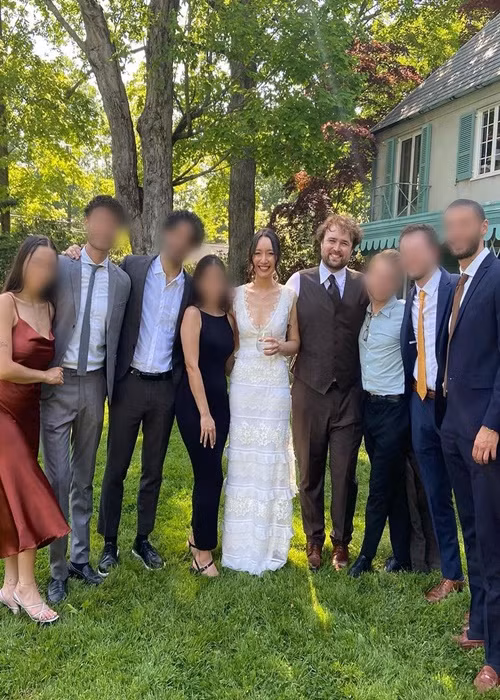 Vợ chồng Anna Trương chụp ảnh cùng người thân, bạn bè.