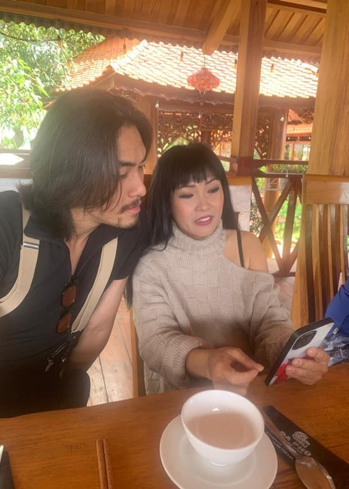 Phương Thanh và bạn trai kém 20 tuổi dính như sam. Ảnh: FBNV