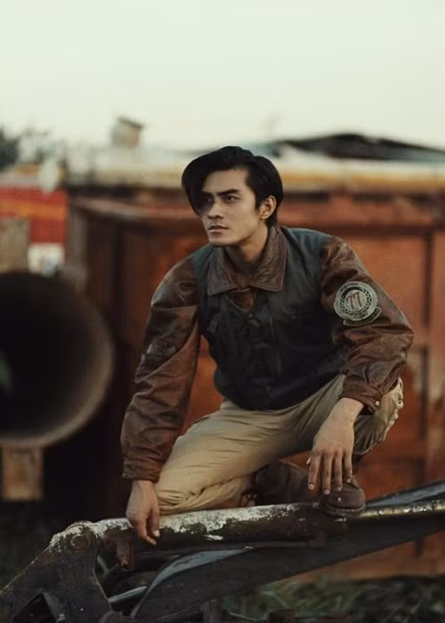 Nữ ca sĩ chia sẻ: "Chàng hơi bị đẹp trai, rất nghệ sĩ mà lại còn hát được, hơi bị hay á, nên em giữ cũng hơi bị mệt. Chắc chắn em sẽ không bỏ qua cơ hội quay MV cùng chàng. Hiện nay đạo diễn phim điện ảnh và truyền hình mời chàng đóng vai chính hơi nhiều, các ca sĩ trẻ "dí" chàng mỗi ngày luôn và có cả tên tuổi luôn cũng đang cho người tìm chàng quay MV và quảng cáo. À nhưng em tâm sự mỏng với chàng rồi, chỉ quay cho em thôi". Ảnh: Vietnamnet