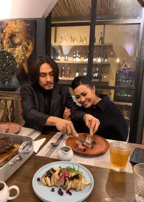 Doãn Chí Kiên ân cần chăm sóc Phương Thanh khi ăn uống. Ảnh: Dân Việt