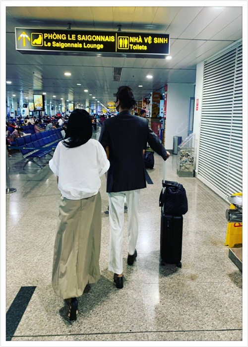 Doãn Chí Kiên chiều chuộng Phương Thanh. Anh thường xuyên tháp tùng nữ ca sĩ đi diễn. Ảnh: Yan