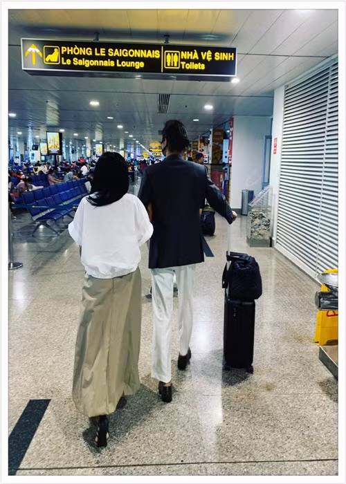 Doãn Chí Kiên chiều chuộng Phương Thanh. Anh thường xuyên tháp tùng nữ ca sĩ đi diễn. Ảnh: Yan