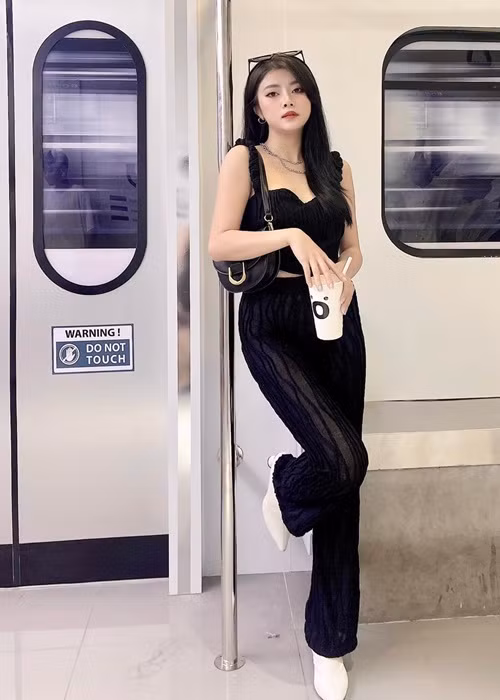 Một số bộ phim có sự góp mặt của Minh Sương: "Ruby máu", "Rạng trời ấm áp", "Nhà nàng cạnh nhà tôi".