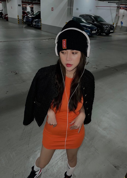 Ngày 16/4, nữ diễn viên trẻ khoe ảnh loạt trẻ trung, sành điệu kèm status "thả thính": "Giá anh mở tiệm cầm đồ/Để em đây đến giả vờ cầm tay".