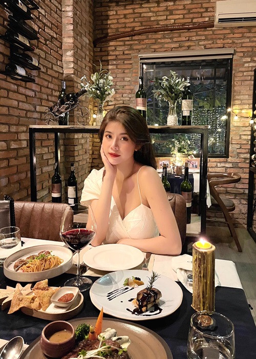 Hoạt động nghệ thuật, Minh Sương lấy nghệ danh là LyLy. Chia sẻ về những khó khăn khi đến với nghệ thuật, LyLy từng cho hay: “Lúc mới vào nghề thật sự rất khó khăn. Có đôi lúc mình rất là bế tắc nhưng đam mê đã ăn trong máu rồi nếu ở nhà mình lại bị stress. Nên mình càng phải cố gắng thật nhiều và nhắc nhở bản thân không bao giờ được bỏ cuộc với chính ước mơ của mình”.