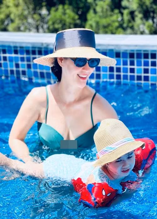 Nữ diễn viên đang làm mẹ đơn thân. Con gái thứ hai của Thân Thúy Hà năm nay 3 tuổi. Con trai đầu lòng của cô đã bước sang tuổi 12.