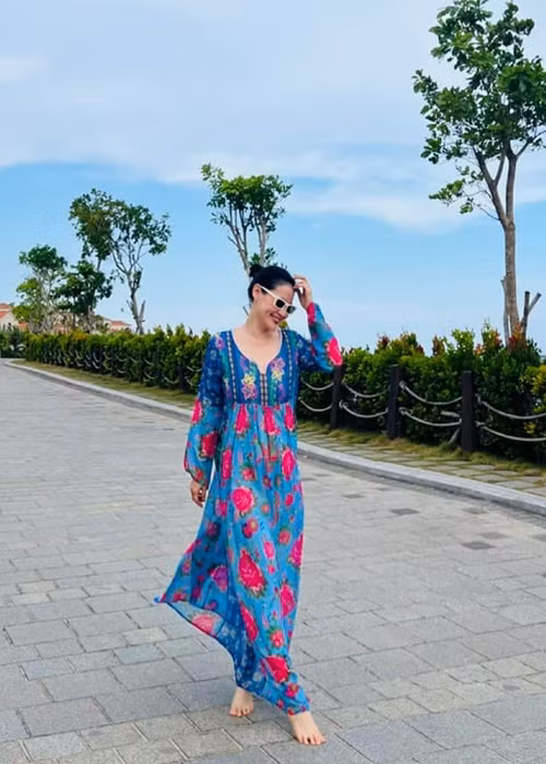 Thân Thúy Hà khoe vẻ nữ tính với váy áo thướt tha.