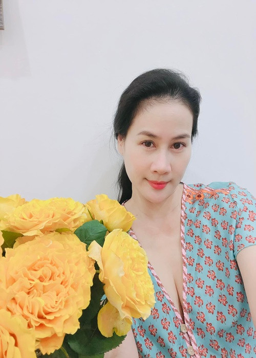 Cô thoải mái mặc đồ bộ ở nhà chăm con, tưới hoa.