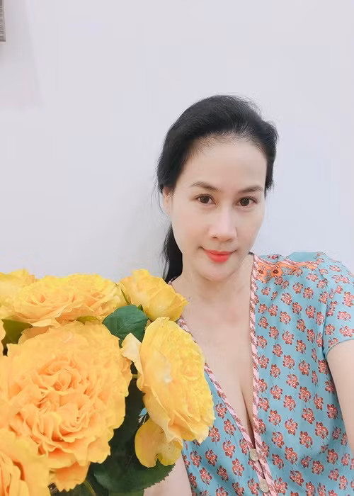 Cô thoải mái mặc đồ bộ ở nhà chăm con, tưới hoa.