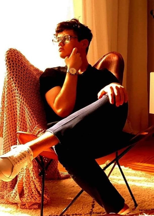 Henry giờ lột xác, ra dáng một hot boy. Ảnh: FBNV