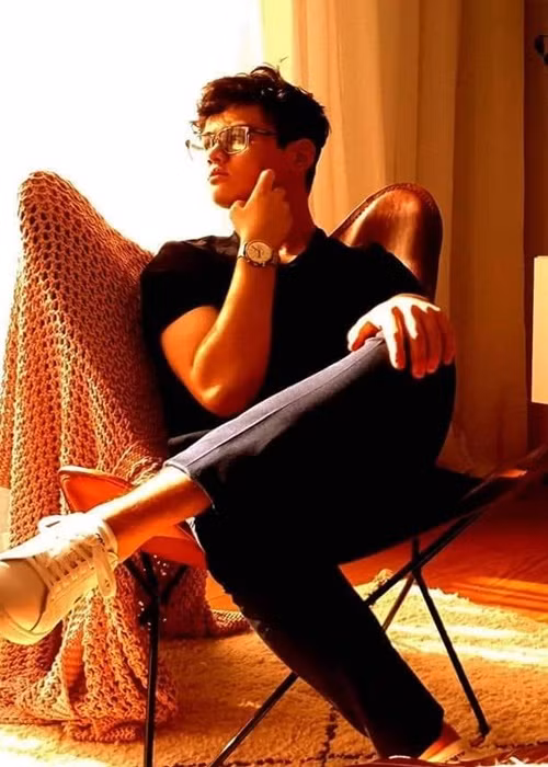 Henry giờ lột xác, ra dáng một hot boy. Ảnh: FBNV