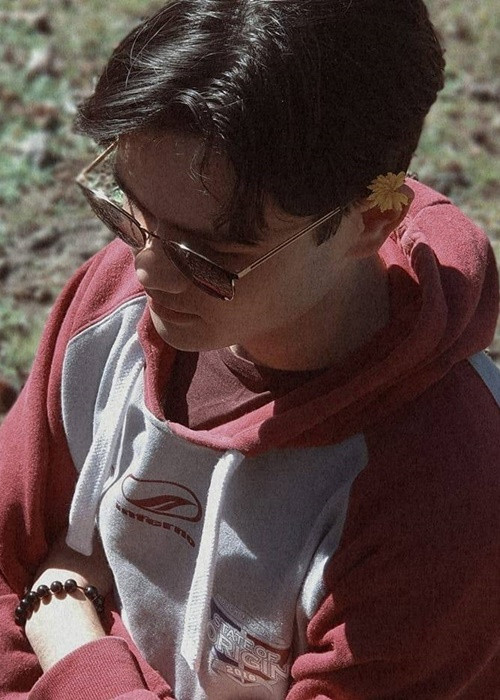 Trên trang cá nhân, chia sẻ hình ảnh lúc nhỏ bên bố, Henry từng viết status tiếng Anh với nội dung: "Gia đình sẽ luôn là ưu tiên tôi. Mẹ tôi và bố tôi luôn luôn cố gắng vì hạnh phúc của tôi. Một ngày nào đó tôi sẽ báo đáp. Yêu bố ... Nhớ bố nhiều". Ảnh: FBNV