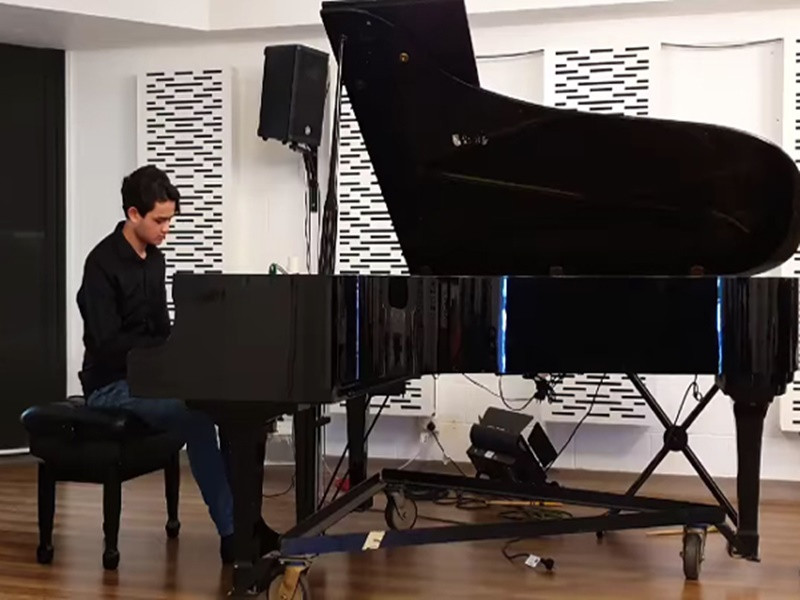 Con trai Henry của Anh Tuấn từng chơi đàn để "tâm sự" cùng ông nội quá cố. Ảnh: Vietnamnet