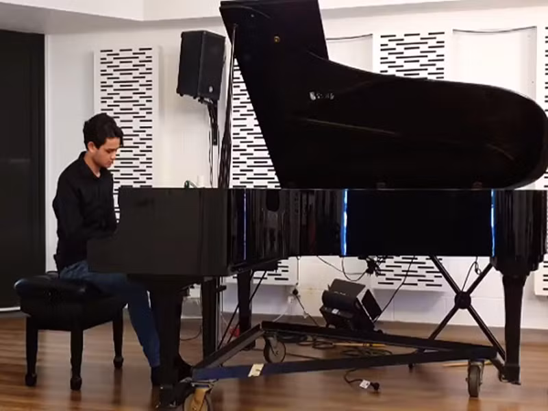 Con trai Henry của Anh Tuấn từng chơi đàn để "tâm sự" cùng ông nội quá cố. Ảnh: Vietnamnet