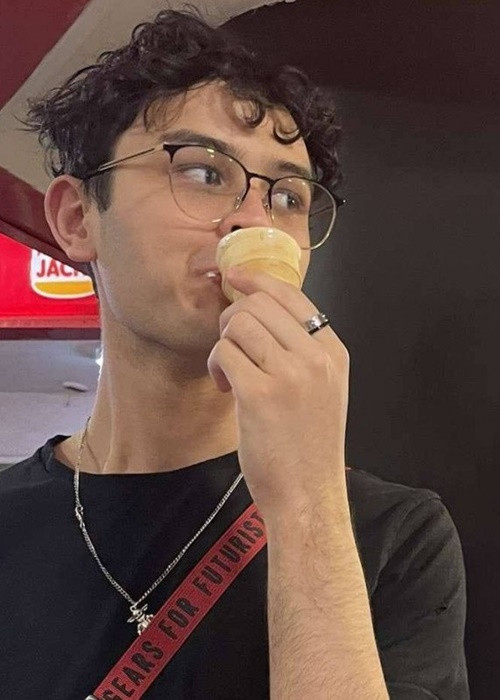 Anh Tuấn đáp lại lời Henry. Anh viết bình luận tiếng Anh với nội dung tạm dịch: "Bố là người bố may mắn nhất trên thế giới. Bố nhớ mọi khoảnh khắc với con và anh trai của con. Cảm ơn con vì những lời tuyệt vời. Bố rất tự hào về con hiện tại. Nhớ chàng trai bé nhỏ trong bức ảnh này rất nhiều ... Yêu con trai". Ảnh: FBNV