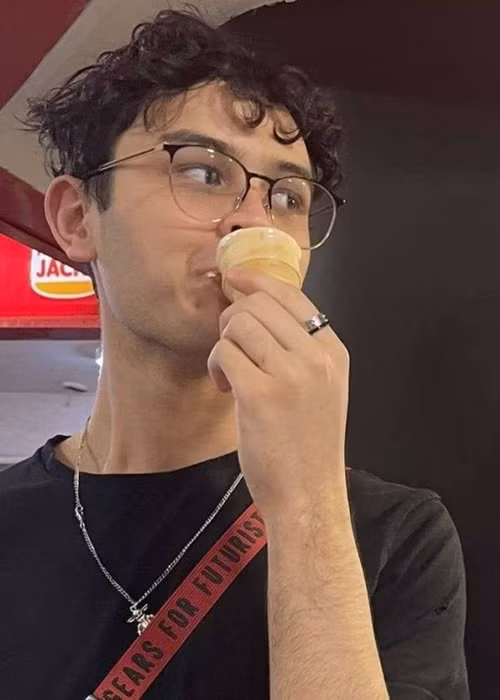 Anh Tuấn đáp lại lời Henry. Anh viết bình luận tiếng Anh với nội dung tạm dịch: "Bố là người bố may mắn nhất trên thế giới. Bố nhớ mọi khoảnh khắc với con và anh trai của con. Cảm ơn con vì những lời tuyệt vời. Bố rất tự hào về con hiện tại. Nhớ chàng trai bé nhỏ trong bức ảnh này rất nhiều ... Yêu con trai". Ảnh: FBNV