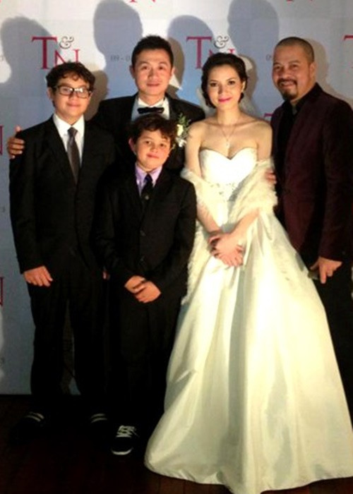 Henry và Alex- con trai đầu lòng của Anh Tuấn có mối quan hệ tốt đẹp với Lý Hồng Nhung - vợ hai của Anh Tuấn. Ảnh: Dân Việt