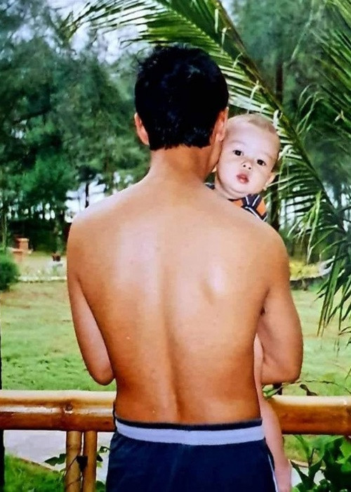 Trên trang cá nhân, Henry đăng tải một số hình ảnh bên bố lúc còn nhỏ. Ảnh: FBNV