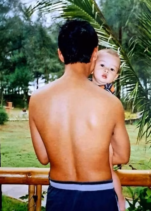 Trên trang cá nhân, Henry đăng tải một số hình ảnh bên bố lúc còn nhỏ. Ảnh: FBNV