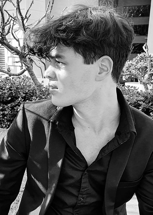 Henry có năng khiếu nghệ thuật. Cậu nhóc nhảy rất đẹp, thích hát, chơi đàn, ảo thuật. Ảnh: FBNV