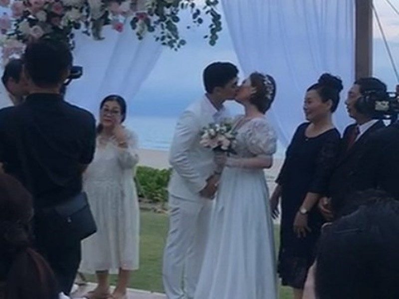 Đôi uyên ương trao nhau nụ hôn đắm đuối trong hôn lễ. Ảnh: Yeah1