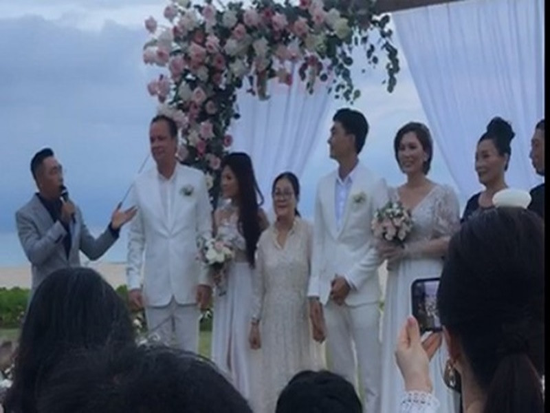 Theo Zing, chiều ngày 21/5 vừa qua, Khương Ngọc tổ chức hôn lễ trên bờ biển ở Nha Trang. Nam diễn viên mời người thân và số ít đồng nghiệp, bạn bè. Ảnh: Yeah1