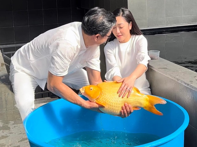 Sau khi ly hôn, “Vua cá Koi Việt Nam” hẹn hò Hà Thanh Xuân. Cặp đôi giữ kín chuyện tình cảm. Ảnh: FBNV