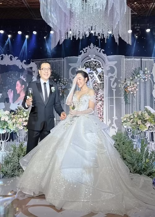 Trong đám cưới, ông xã của Hà Thanh Xuân trải lòng: "Mối tình giữa tôi và Xuân như có một sự sắp đặt nào đó mình không thể biết trước được. Có rất nhiều lý do, dữ kiện đẩy đưa hai người biết nhau, làm bạn với nhau, từ từ cảm nhận con người của nhau và phát sinh tình yêu. Bà xã tôi là người kín đáo, khó chịu và rất là nghiêm túc. Nếu bình thường, tôi sẽ dừng lại vì cô ấy không có thiện chí nào. Rất may là do duyên số nên tôi cố gắng một xíu và được cô ấy trả lời. Từ từ, hai chúng tôi có được ngày hôm nay". Ảnh: FBNV