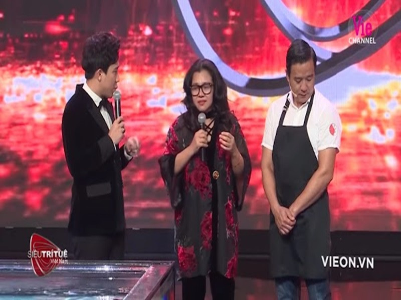 Trong chương trình Siêu trí tuệ Việt Nam năm 2019, “Vua cá Koi Việt Nam chia sẻ: “Mình đến với bà xã lúc không có đồng nào, khi bước vào con cá Koi là mình đang âm. Cũng rất là may mắn vì bà xã luôn luôn đồng cam chịu khổ. Trước khi chơi môn này tiền thì thiếu, nợ nần tùm lum nhưng cứ vung tiền. Nếu bà xã mình không vượt qua được thì đã không đứng ở đây”. Ảnh: VTC