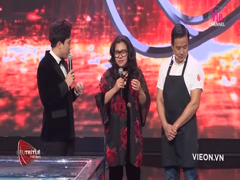 Trong chương trình Siêu trí tuệ Việt Nam năm 2019, “Vua cá Koi Việt Nam chia sẻ: “Mình đến với bà xã lúc không có đồng nào, khi bước vào con cá Koi là mình đang âm. Cũng rất là may mắn vì bà xã luôn luôn đồng cam chịu khổ. Trước khi chơi môn này tiền thì thiếu, nợ nần tùm lum nhưng cứ vung tiền. Nếu bà xã mình không vượt qua được thì đã không đứng ở đây”. Ảnh: VTC