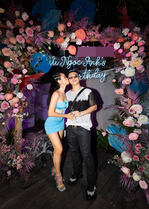 Vũ Ngọc Anh hôn má bạn trai trong tiệc sinh nhật.