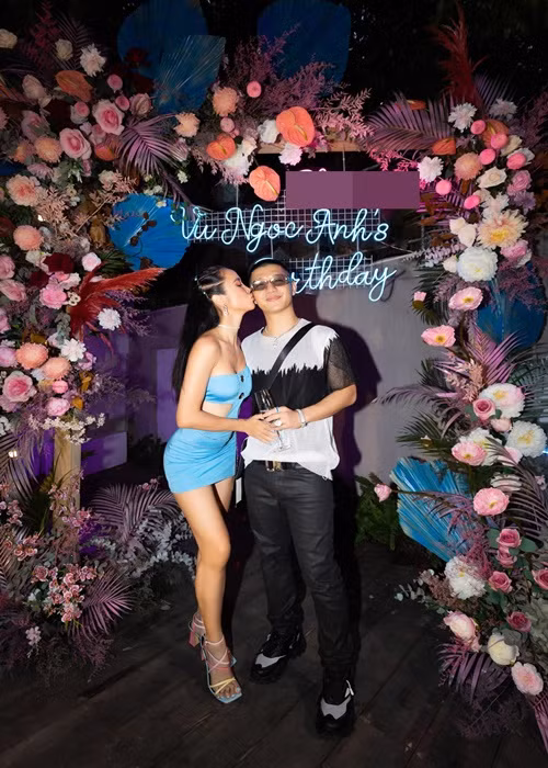Vũ Ngọc Anh hôn má bạn trai trong tiệc sinh nhật.