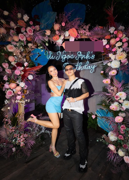 "Người yêu em cất công làm cho em bữa tiệc nên mệt quá, ngủ ngon ghê", top 5 cuộc thi Hoa hậu Việt Nam 2012 viết.