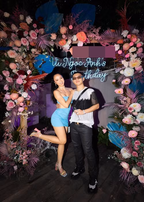 "Người yêu em cất công làm cho em bữa tiệc nên mệt quá, ngủ ngon ghê", top 5 cuộc thi Hoa hậu Việt Nam 2012 viết.