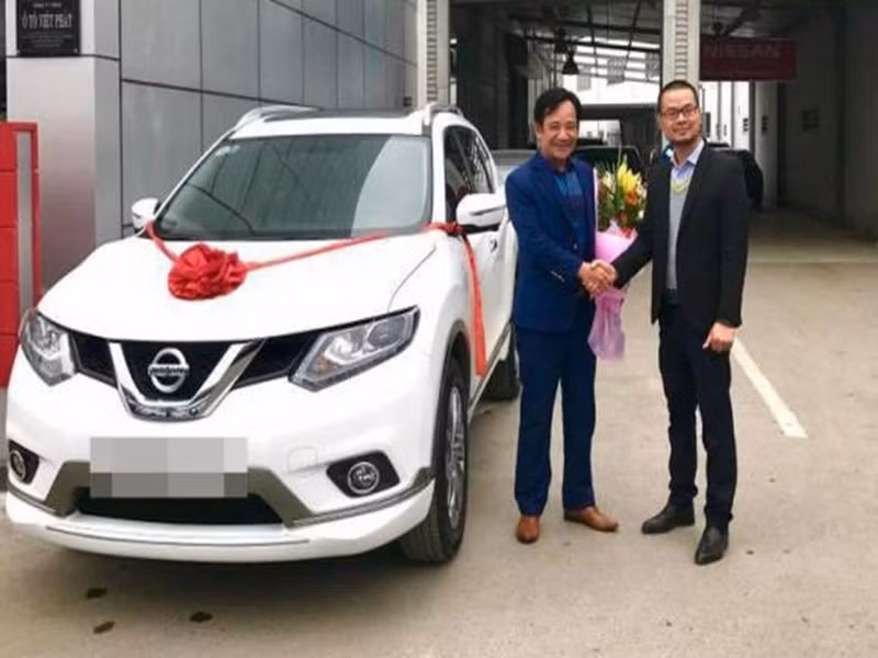 "Đại gia chân đất" liên tục đổi xe. Trong năm 2018, Quang Tèo "chia tay" chiếc xe trắng để tậu mẫu xe hơi màu đen. Ảnh: Công lý và xã hội