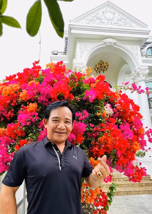 Biệt thự của Quang Tèo gồm 2 tầng với phong cách cổ điển sang trọng. Ảnh: FBNV