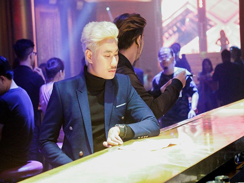 Sau hàng loạt vai phụ trên màn ảnh Việt, Kiều Minh Tuấn lần đầu đóng vai chính trong bộ phim điện ảnh “Em chưa 18”. Thay vì những vai hài hước, nghèo hèn, anh hóa thân vào một công tử chơi bời tên Hoàng. Vai diễn giúp Kiều Minh Tuấn vụt sáng thành sao. Ảnh: VOV