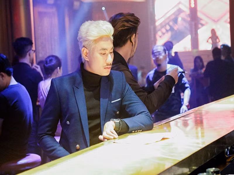 Sau hàng loạt vai phụ trên màn ảnh Việt, Kiều Minh Tuấn lần đầu đóng vai chính trong bộ phim điện ảnh “Em chưa 18”. Thay vì những vai hài hước, nghèo hèn, anh hóa thân vào một công tử chơi bời tên Hoàng. Vai diễn giúp Kiều Minh Tuấn vụt sáng thành sao. Ảnh: VOV