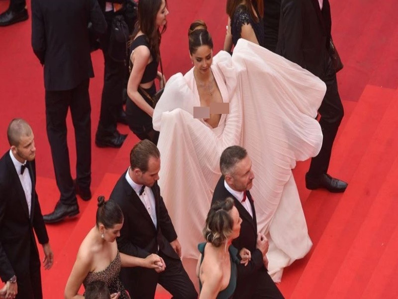 "Quả bom gợi cảm Mexico" hớ hênh vòng một khi nhấc váy, bước lên bậc cầu thang. Ảnh: Getty